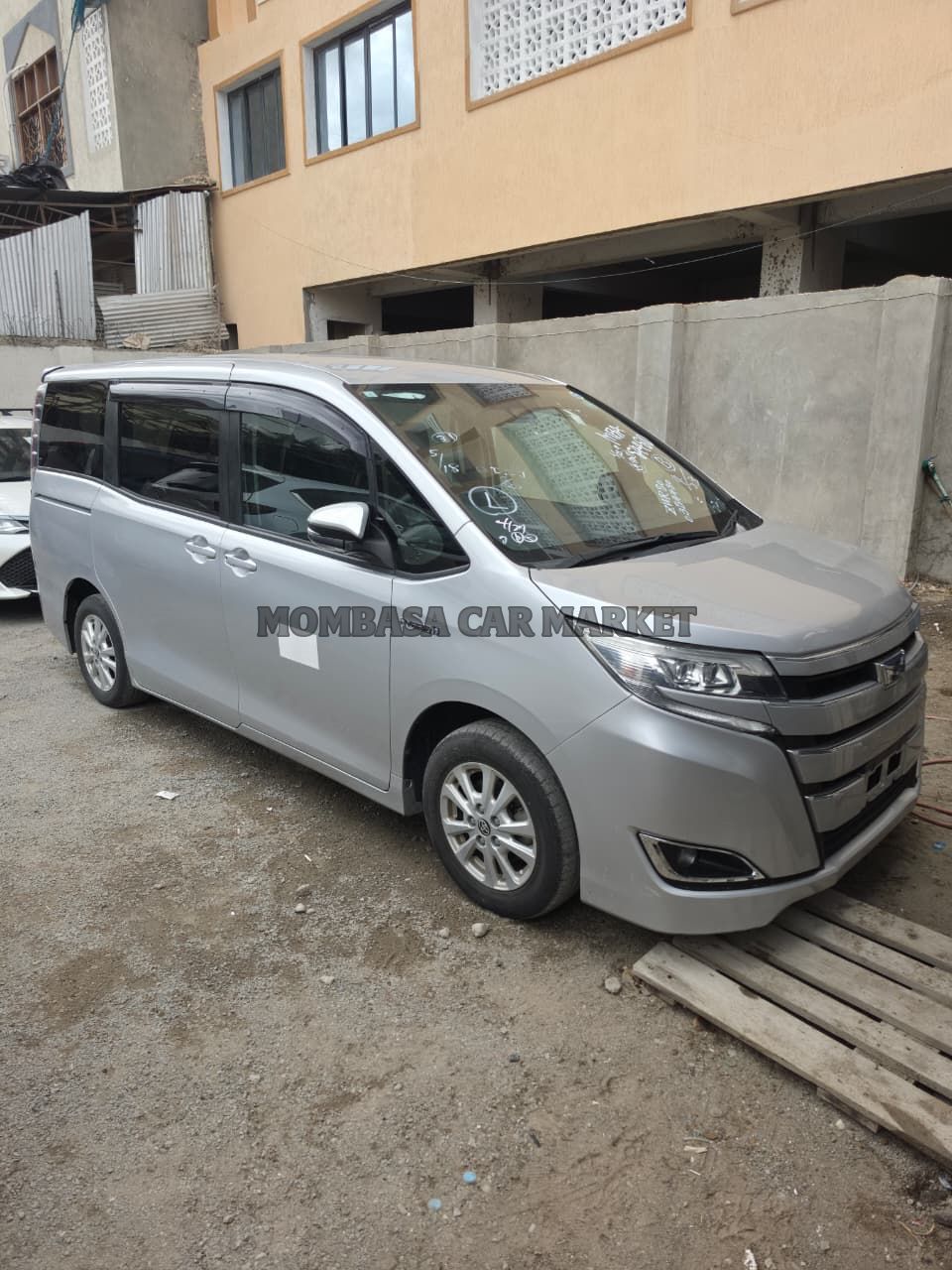 Toyota NOAH HYBRID