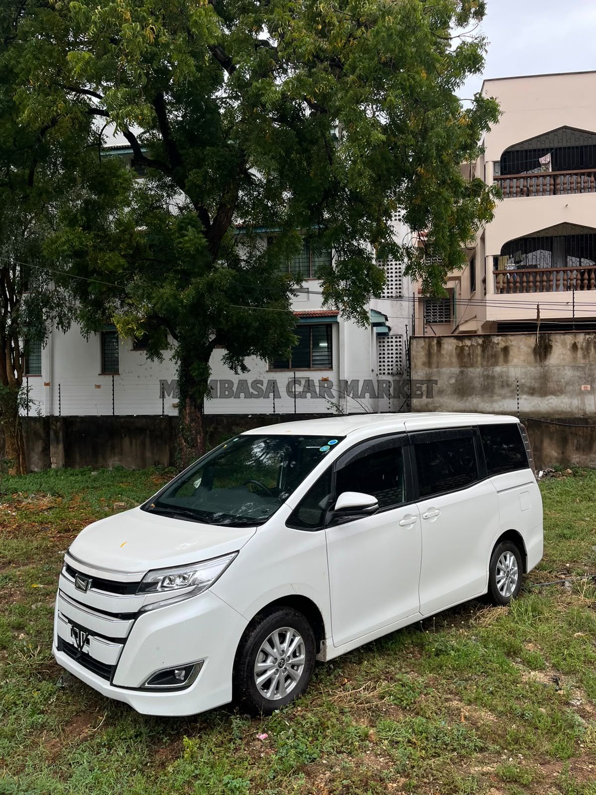 Toyota NOAH Non-HYBRID