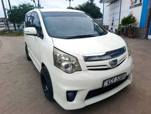 Toyota NOAH SI